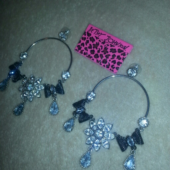 BETSEYJOHNSON HOOP BOW EARRINGS