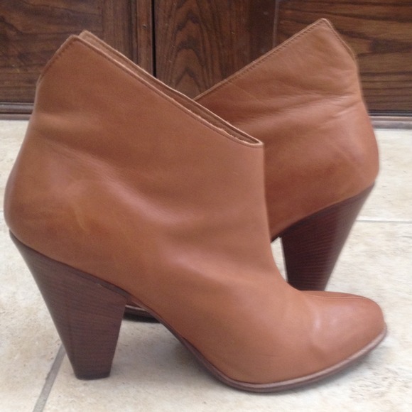 SOLD Donald J Pliner DMSX. Ivy 35 camel brown boot