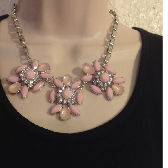 Accessories - GORGEOUS SPRING STATEMENT NECKLACE!