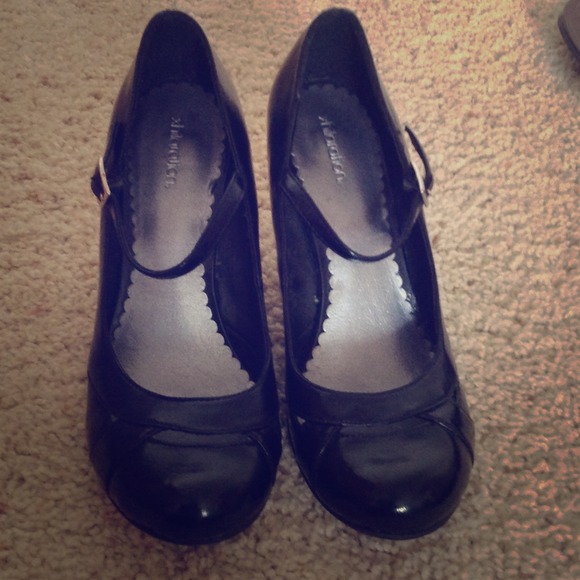 Xhilaration black heel