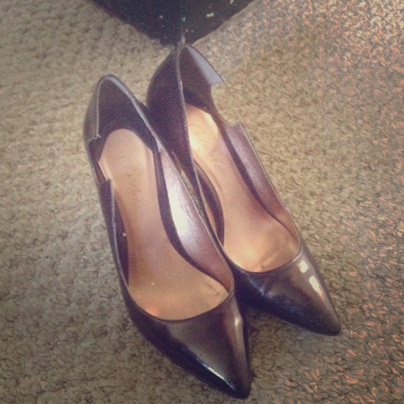 Black patent pumps with side cutout