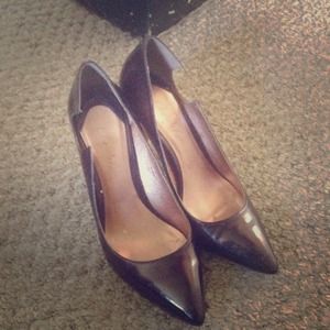 Black patent pumps with side cutout