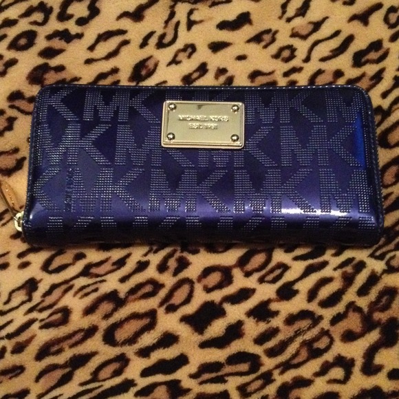 ❌Sold local site ❌Michael Kors blue zip wallet
