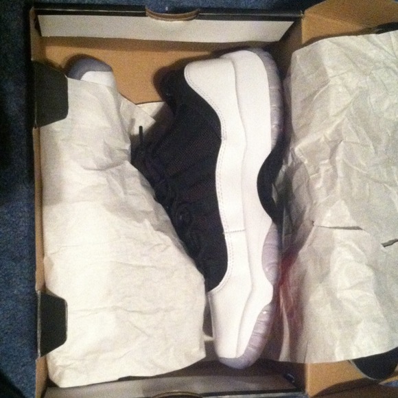 Retro 11s low top size7 gs