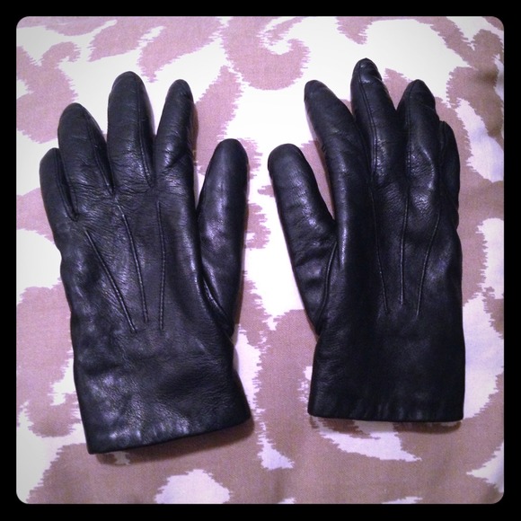 Black leather gloves lined with rabbit fur