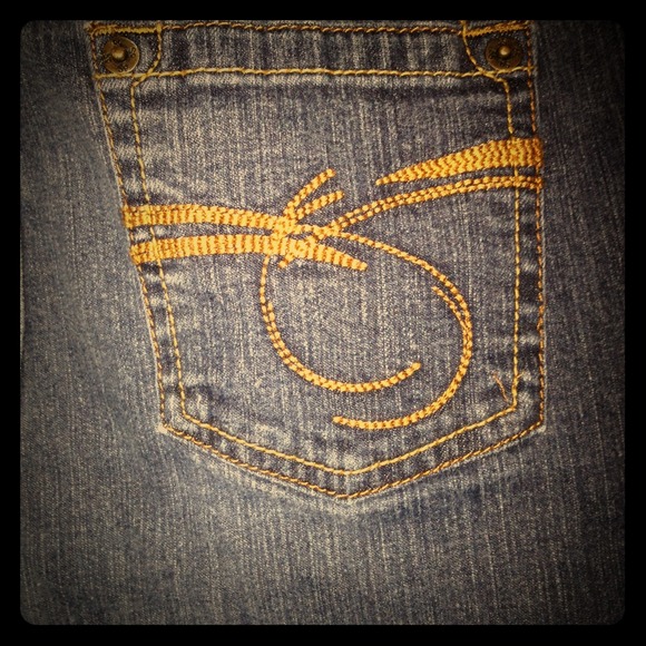 Dark average cut skinny jeans. Very comfortable! - Picture 1 of 3