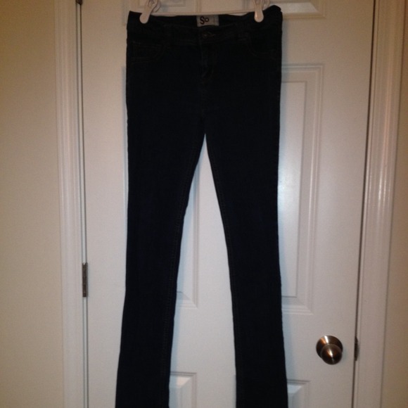 Dark average cut skinny jeans. Very comfortable! - Picture 2 of 3