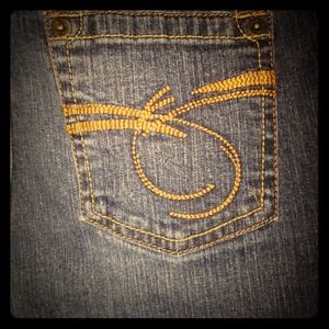 Dark average cut skinny jeans. Very comfortable!