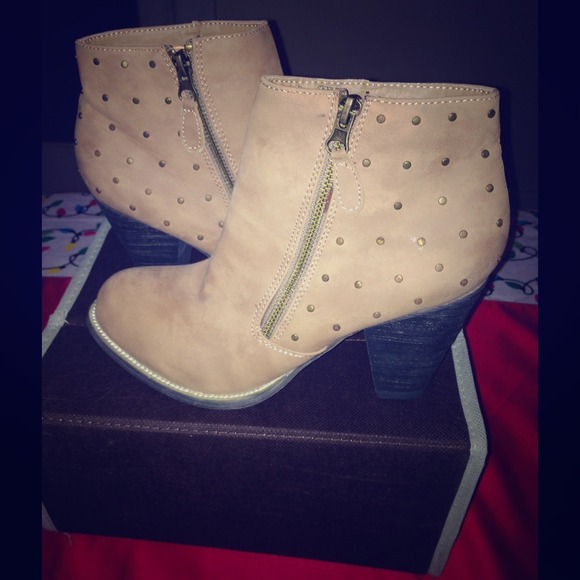 NEW light brown ankle boots w/ gold studs