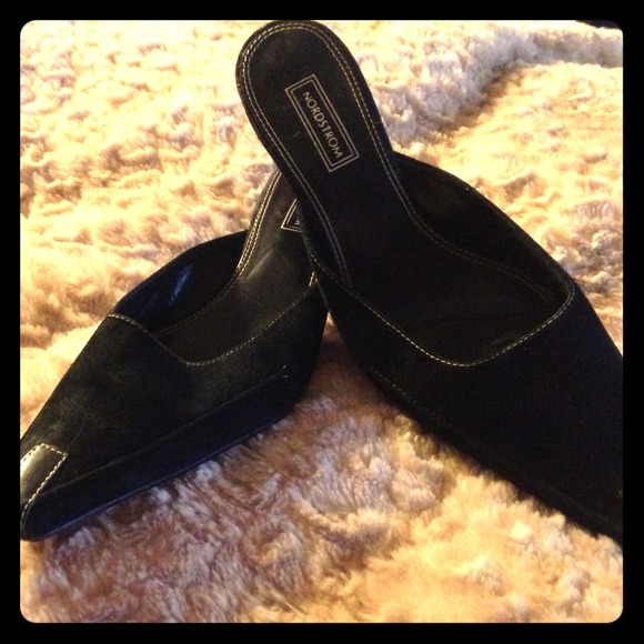 Size 8M Nordstrom's black kitten heels.