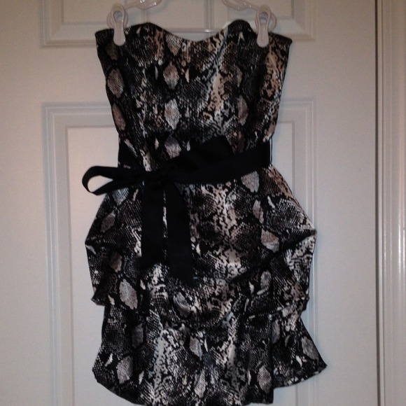 Strapless dress - Picture 2 of 3