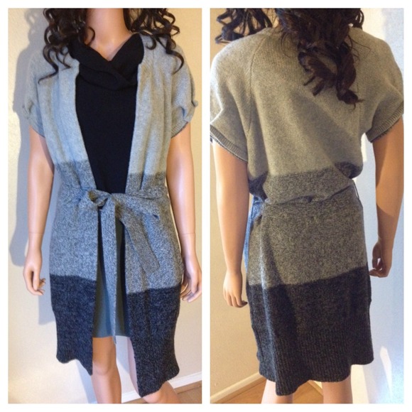 SOLD BCBG Short sleeved Sweater Sz Small - Picture 2 of 3