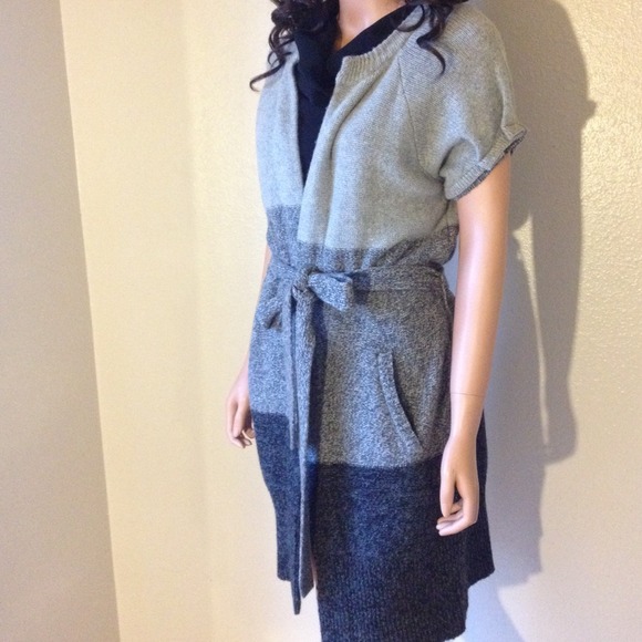 SOLD BCBG Short sleeved Sweater Sz Small - Picture 3 of 3