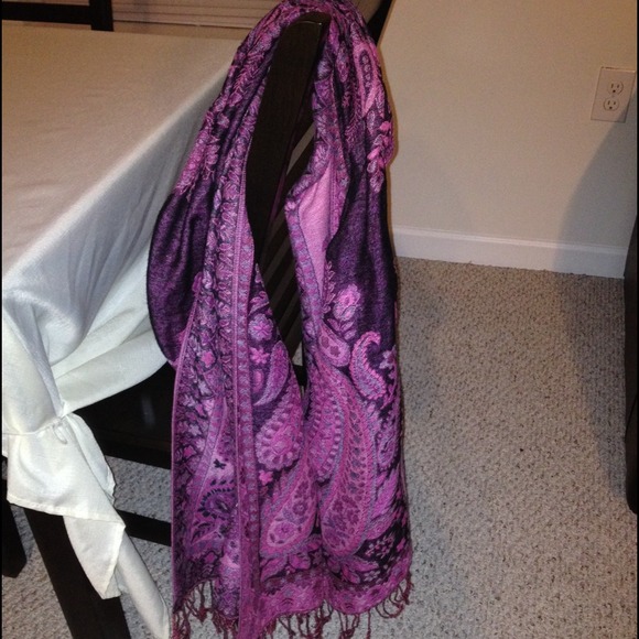 Stylish, pink and purple floral scarf - Picture 3 of 3