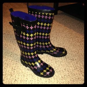 Fleur de lys rain boot