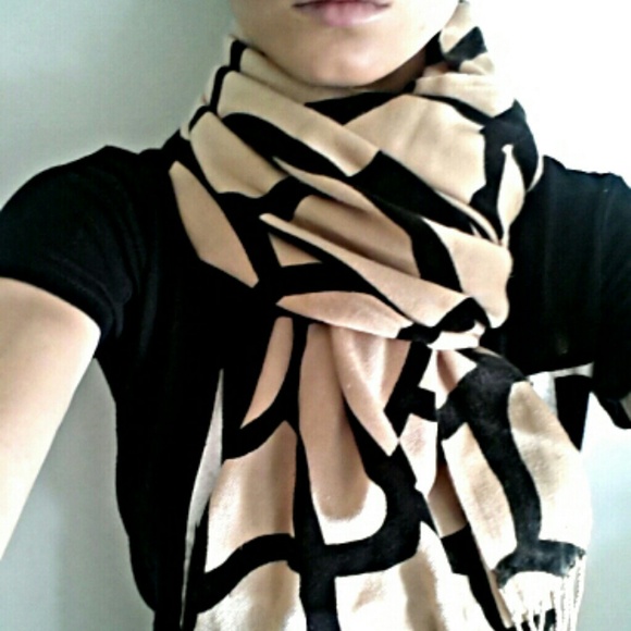 Oversized Giraffe Print Scarf