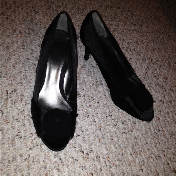 Black peep toe shoes with flower accents - Picture 2 of 4