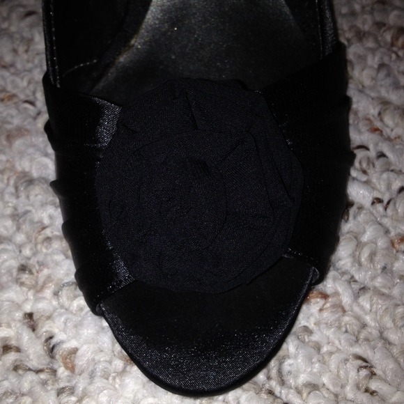 Black peep toe shoes with flower accents - Picture 3 of 4