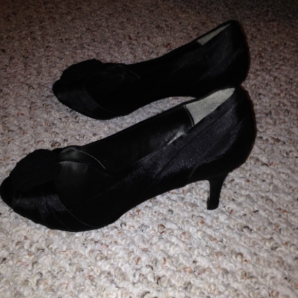 Black peep toe shoes with flower accents - Picture 4 of 4