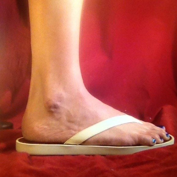 Coach leather flip flops with patent straps. - Picture 4 of 4