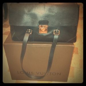 Auth Louis Vuitton Segur MM Epi Leather.