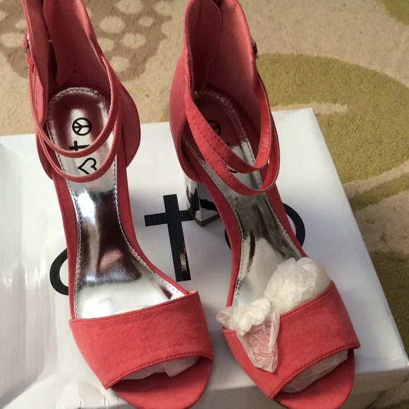 sandals - Picture 2 of 4