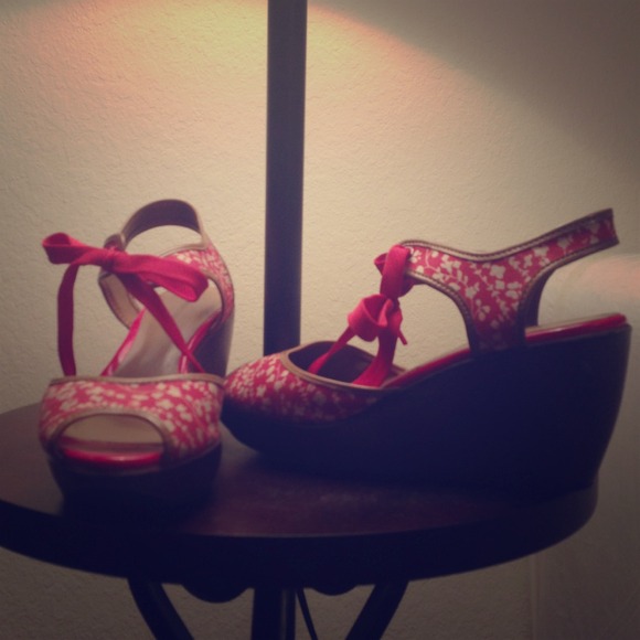 Retro looking flower wedge heels