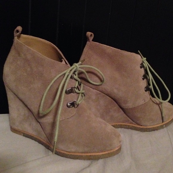 Steve Madden Boots - BNWT Steve Madden wedged ankle boots