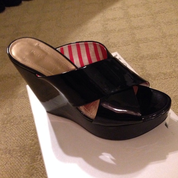 BCBG Patent leather slide