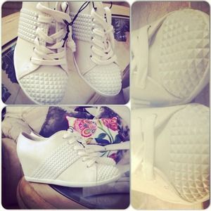 Wedged shoes