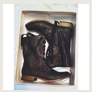 BLACK COMBAT BOOTS