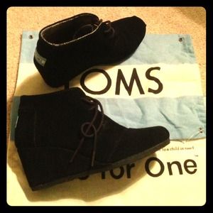 TOMS BLACK SUEDE DESERT WEDGES