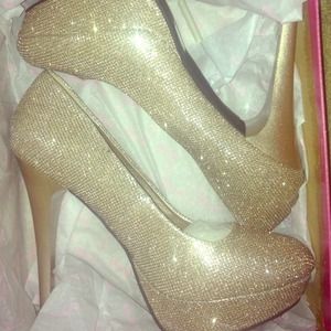 Super sassy gold pumps!