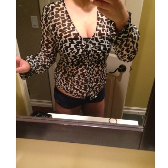 Long sleeve blouse. - Picture 2 of 2
