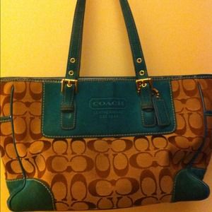 Coach shoulder tote bag. Great for daily wear!