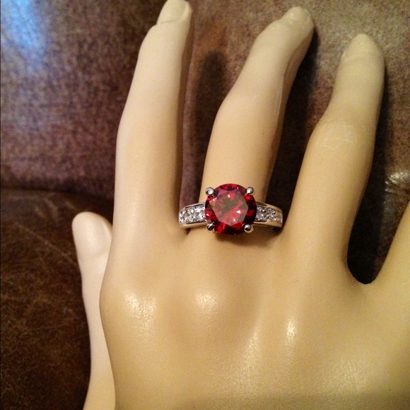New😄size 8 rubyred crystal wht gold plated ring😍