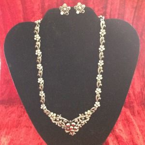 Vintage inspired rhinestone necklace & earring set Vintage inspired rhinestone necklace & earring set