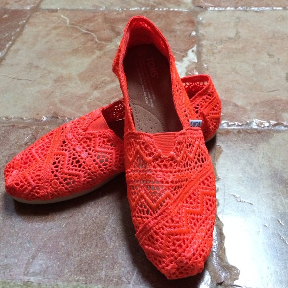 Coral toms size 6 nwot