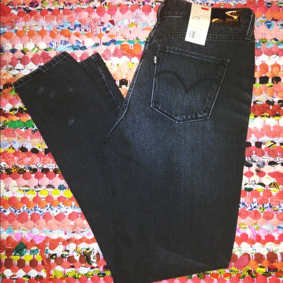 NWT High Rise Black Distressed Levi's
