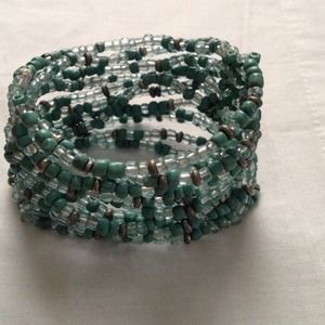 Multi strand stretch bracelet⭐️☀️