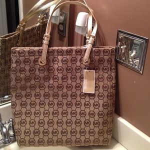 💯 authentic Michael Kors bag.