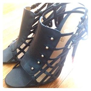 L.A.M.B. / LAMB fabulous gunmetal gray heels