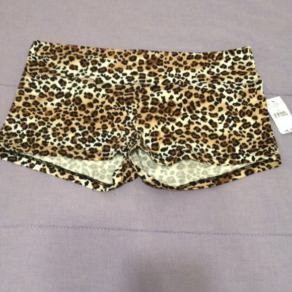 Wet seal Pants - Leopard Hot Shorts