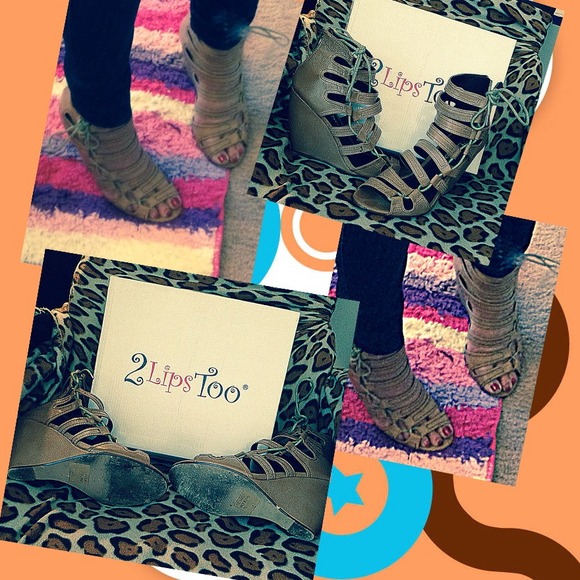 2LipsToo Shoes - 💋💋2LIPSTOO WEDGES💋💋