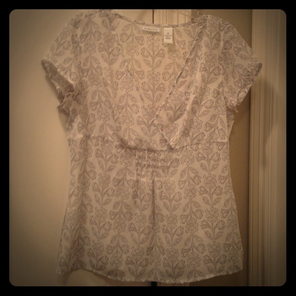 Bass short sleeve sheer v neck top