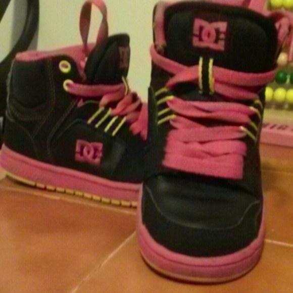 Tennis shoes