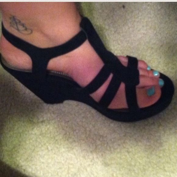 ⚡PRICE DROP⚡Y-Not strappy sandal wedge heels