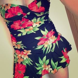 One piece swim suit. Size M (8/10)