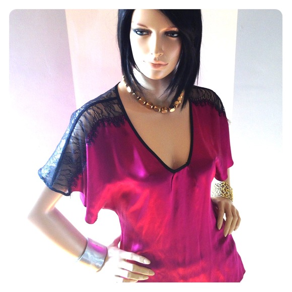 💜 Beautiful bebe black lace soft silk satin top💜