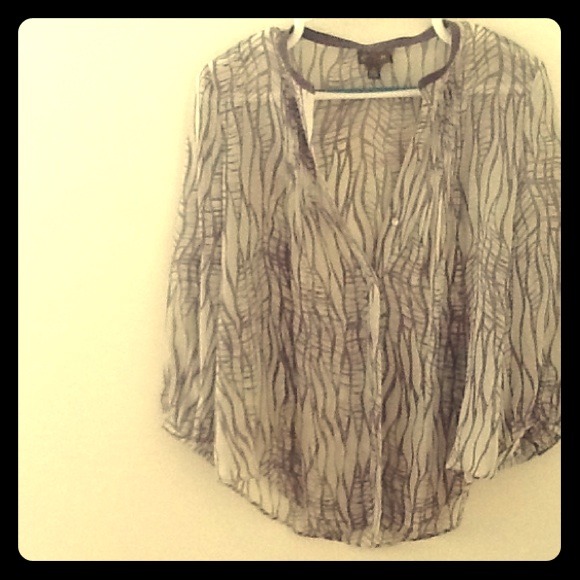 Cute gray and white Fei blouse!